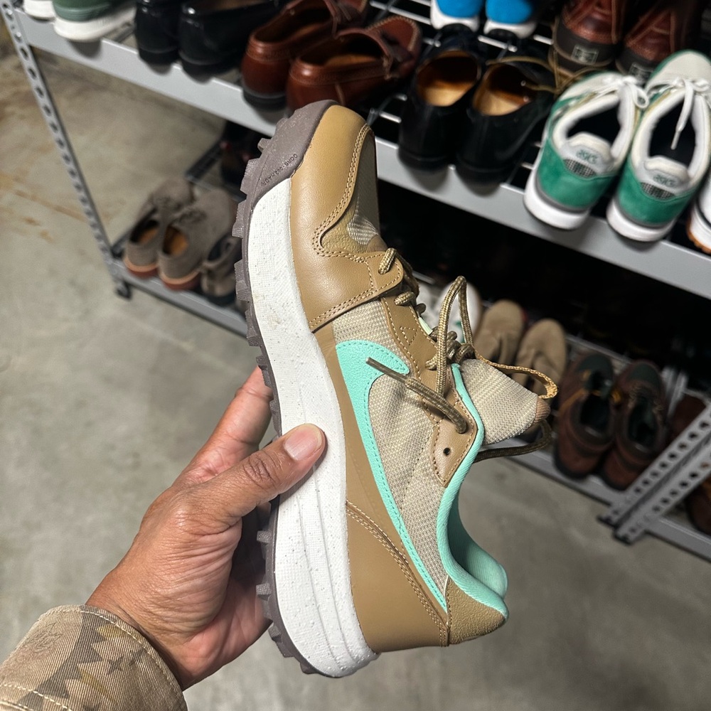 Nike ACG Tan and Mint Green Men's Shoes almost brand new !